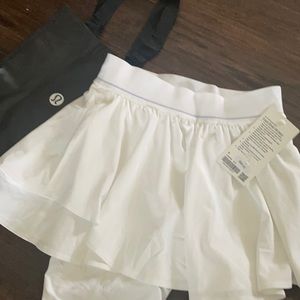 New white lululemon court rivial HR Skirt size 6